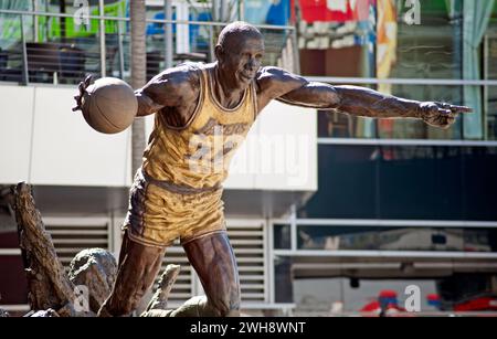 Statue von Laker Great Magic Johnson vor der Arena von Crypto.com in L.A. Live in Downtown Los Angeles, CA Stockfoto