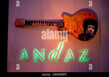 Fender Guitar zum Gedenken an die Rock-Ikone Jimi Hendrix vor dem Andaz Hotel, ehemals Sunset Hyatt House, am Sunset Strip in Los Angeles, CA Stockfoto