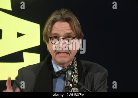 München, Deutschland. Februar 2024. Bernhard Maaz, Generaldirektor der Bayerischen Staatlichen Gemäldesammlungen, spricht in der Pinakothek der Moderne zur Eröffnung der Ausstellung Flatz. Etwas stimmt nicht mit der physischen Skulptur, anlässlich der Benefizauktion des österreichischen Künstlers Flatz im Londoner Auktionshaus Christies. Flatz hatte zuvor unter dem Motto „eigene Haut riskieren“ Stücke seiner eigenen Haut versteigert. Quelle: Felix Hörhager/dpa/Alamy Live News Stockfoto