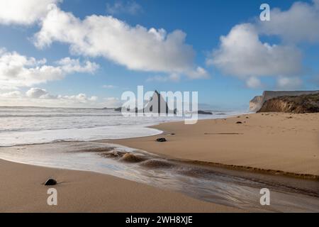 Martin's Beach bei Sonnenuntergang während der Sturmflut im Winter Stockfoto