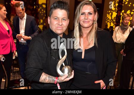 15. Deutscher Musikautor/innenpreis Preisträgerin Kerstin Ott mit Ehefrau Karolina Köppen Ankunft zur Verleihung des 15. Deutscher Musikautor/innenpreis im Hotel Ritz in Berlin, am 08.02.2024 *** 15 Deutsche Musikautorenpreisträgerin Kerstin Ott mit Frau Karolina Köppen Ankunft bei der Verleihung des 15 Deutschen Musikautorenpreises im Hotel Ritz in Berlin, am 08 02 2024 Photopress Müller Stockfoto