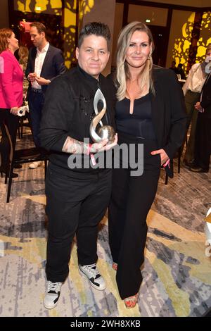 15. Deutscher Musikautor/innenpreis Preisträgerin Kerstin Ott mit Ehefrau Karolina Köppen Ankunft zur Verleihung des 15. Deutscher Musikautor/innenpreis im Hotel Ritz in Berlin, am 08.02.2024 *** 15 Deutsche Musikautorenpreisträgerin Kerstin Ott mit Frau Karolina Köppen Ankunft bei der Verleihung des 15 Deutschen Musikautorenpreises im Hotel Ritz in Berlin, am 08 02 2024 Photopress Müller Stockfoto