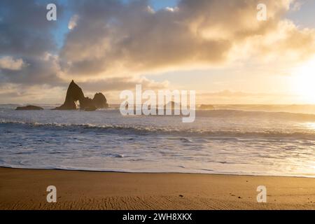 Martin's Beach bei Sonnenuntergang während der Sturmflut im Winter Stockfoto