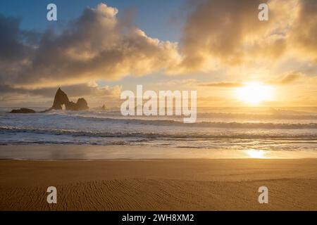 Martin's Beach bei Sonnenuntergang während der Sturmflut im Winter Stockfoto