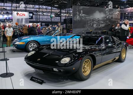 Paris, Frankreich - Rétromobile 2024. Konzentrieren Sie sich auf einen schwarzen Lamborghini Miura P400 S. aus dem Jahr 1970 Stockfoto