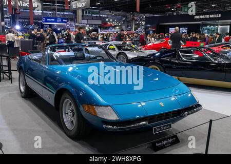 Paris, Frankreich - Rétromobile 2024. Konzentrieren Sie sich auf einen blauen Ferrari Daytona Spyder aus dem Jahr 1971. Stockfoto