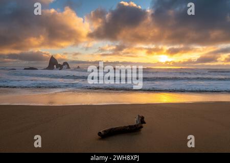 Martin's Beach bei Sonnenuntergang während der Sturmflut im Winter Stockfoto