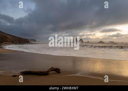Martin's Beach bei Sonnenuntergang während der Sturmflut im Winter Stockfoto