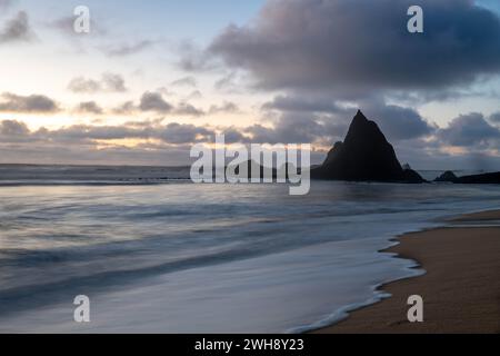 Martin's Beach bei Sonnenuntergang während der Sturmflut im Winter Stockfoto