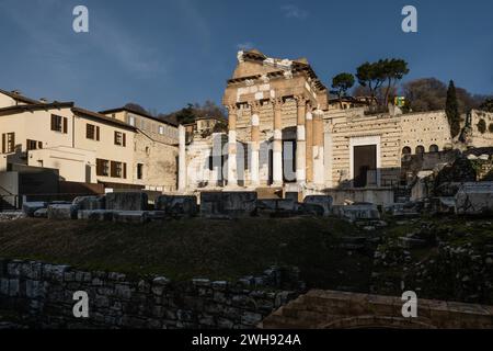 Panoramablick auf das Forum Romanum mit dem Kapitolium (73 n. Chr.), dem Tempel der Capitolinischen Triade (Jupiter, Juno und Minerva) in der römischen Stadt B. Stockfoto