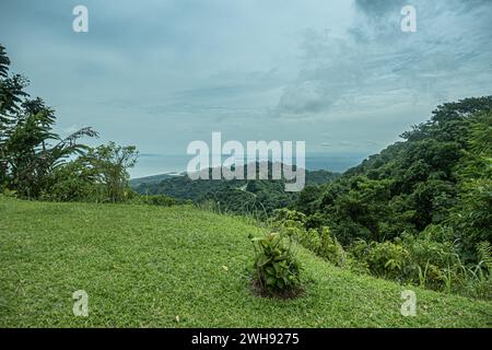 Costa Rica, Bijagual - 22. Juli, 20.23: Pura Vida Garten Naturschutzgebiet. Blicken Sie auf die hellblaue Pazifikküste unter regnerischen bläulichen Wolken. R Stockfoto