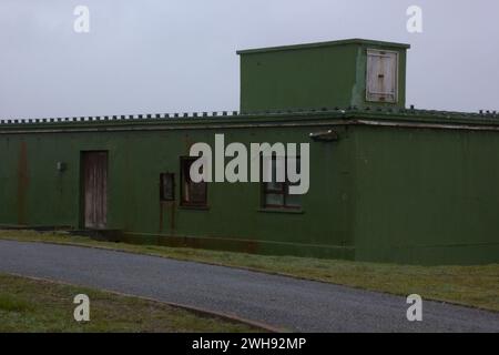 Verlassenes Gebäude, in dem sich die R10 Early Warning Radar-Installation (erbaut zwischen 1954 und 1974) in Gallan Head auf Lewis Island, Schottland, befand. Stockfoto