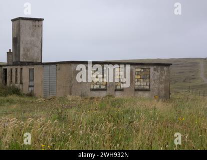 Verlassener Radiosender (erbaut zwischen 1954 und 1974) – Gallan Head, Lewis Island. Das Gelände wurde 2010 endgültig aufgegeben Stockfoto