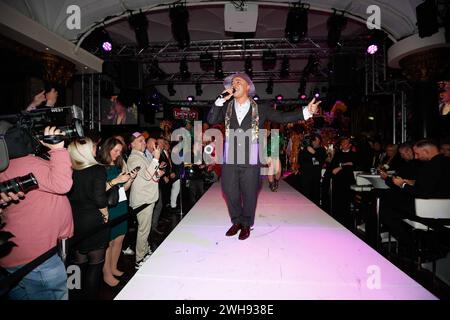 Catwalk Lou Bega LAMBERTZ MONTAG ABEND 2024 Chocolate & Fashion Party - Back again im alten Wartesaal am Dom, Köln. *** Catwalk Lou Bega LAMBERTZ MONTAG ABEND 2024 Chocolate Fashion Party wieder im alten Wartezimmer im Kölner Dom Stockfoto