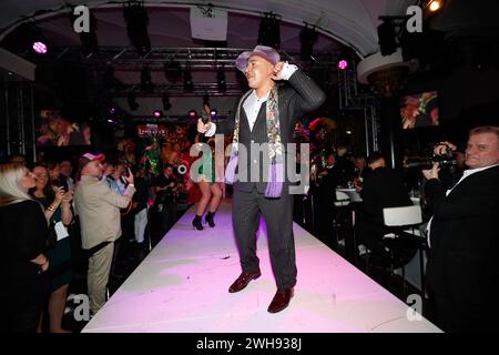 Catwalk Lou Bega LAMBERTZ MONTAG ABEND 2024 Chocolate & Fashion Party - Back again im alten Wartesaal am Dom, Köln. *** Catwalk Lou Bega LAMBERTZ MONTAG ABEND 2024 Chocolate Fashion Party wieder im alten Wartezimmer im Kölner Dom Stockfoto