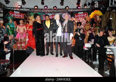 Catwalk Debbie Sledge, George McCrae, Dr. Hermann Bühlbecker und Lou Bega LAMBERTZ MONDAY NIGHT 2024 Chocolate & Fashion Party - Back Again im alten Wartesaal am Dom, Köln. *** Catwalk Debbie Sledge, George McCrae, Dr. Hermann Bühlbecker und Lou Bega LAMBERTZ MONDAY NIGHT 2024 Chocolate Fashion Party wieder im alten Wartezimmer im Kölner Dom Stockfoto