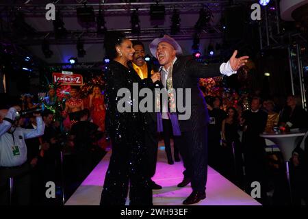 Catwalk Debbie Sledge, George McCrae, Lou Bega LAMBERTZ MONDAY NIGHT 2024 Chocolate & Fashion Party - Back Again im alten Wartesaal am Dom, Köln. *** Catwalk Debbie Sledge, George McCrae, Lou Bega LAMBERTZ MONDAY NIGHT 2024 Chocolate Fashion Party wieder im alten Wartezimmer der Kölner Kathedrale Stockfoto