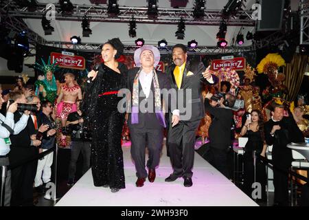 Catwalk Debbie Sledge, Lou Bega, George McCrae LAMBERTZ MONDAY NIGHT 2024 Chocolate & Fashion Party - Back Again im alten Wartesaal am Dom, Köln. *** Catwalk Debbie Sledge, Lou Bega, George McCrae LAMBERTZ MONDAY NIGHT 2024 Chocolate Fashion Party wieder im alten Wartezimmer im Kölner Dom Stockfoto