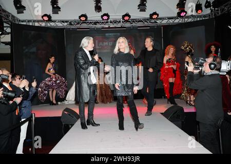 Catwalk Dr. Hermann Bühlbecker, Bo Derek LAMBERTZ MONDAY NIGHT 2024 Chocolate & Fashion Party - back again im alten Wartesaal am Dom, Köln. *** Catwalk Dr. Hermann Bühlbecker, Bo Derek LAMBERTZ MONTAG ABEND 2024 Chocolate Fashion Party wieder im alten Wartezimmer am Kölner Dom Stockfoto