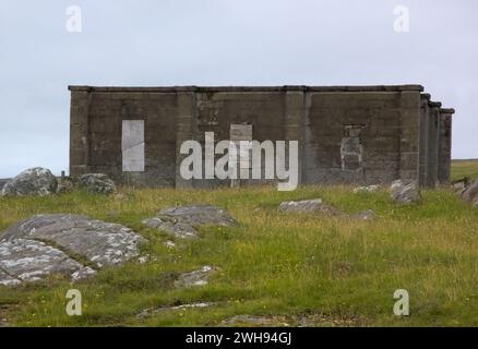 Bau der Tbandoned (2010) RAF-Basis (erbaut zwischen 1954 und 1974 in Gallan Head auf Lewis Island, Schottland, Großbritannien. (Aufnahme 2019) Stockfoto