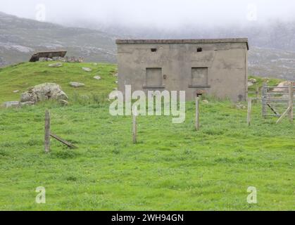 Das Gebäude der verlassenen (2010) RAF-Basis (erbaut zwischen 1954 und 1974 in Gallan Head auf Lewis Island, Schottland, Großbritannien. (Aufnahme 2019) Stockfoto