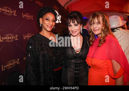 Debbie Sledge, Anna-Maria Kaufmann, Nastassja Kinski LAMBERTZ MONDAY NIGHT 2024 Chocolate & Fashion Party - Back Again im alten Wartesaal am Dom, Köln. *** Debbie Sledge, Anna Maria Kaufmann, Nastassja Kinski LAMBERTZ MONDAY NIGHT 2024 Chocolate Fashion Party wieder im alten Wartesaal am Dom, Köln Stockfoto