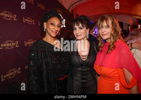 Debbie Sledge, Anna-Maria Kaufmann, Nastassja Kinski LAMBERTZ MONDAY NIGHT 2024 Chocolate & Fashion Party - Back Again im alten Wartesaal am Dom, Köln. *** Debbie Sledge, Anna Maria Kaufmann, Nastassja Kinski LAMBERTZ MONDAY NIGHT 2024 Chocolate Fashion Party wieder im alten Wartesaal am Dom, Köln Stockfoto