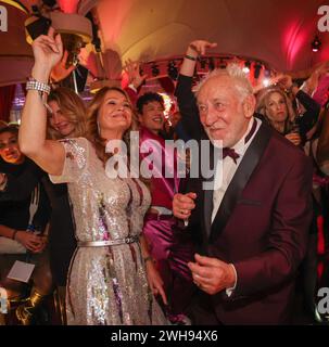 Christiane Hallervorden, Dieter Hallervoreden LAMBERTZ MONTAG ABEND 2024 Schokolade & Fashion Party - wieder im alten Wartesaal am Dom, Köln. *** Christiane Hallervorden, Dieter Hallervoreden LAMBERTZ MONTAG ABEND 2024 Schokoladenmode Party wieder im alten Wartesaal am Dom, Köln Stockfoto