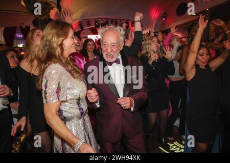 Christiane Hallervorden, Dieter Hallervoreden LAMBERTZ MONTAG ABEND 2024 Schokolade & Fashion Party - wieder im alten Wartesaal am Dom, Köln. *** Christiane Hallervorden, Dieter Hallervoreden LAMBERTZ MONTAG ABEND 2024 Schokoladenmode Party wieder im alten Wartesaal am Dom, Köln Stockfoto