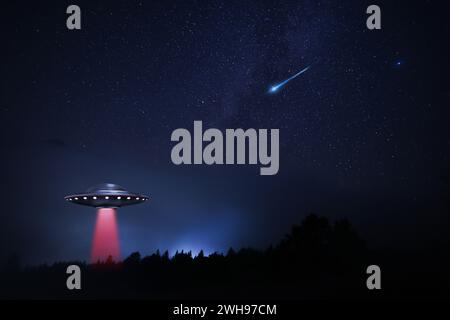 UFO. Ein außerirdisches Raumschiff im Himmel strahlt Lichtstrahl aus. Außerirdische Besucher Stockfoto