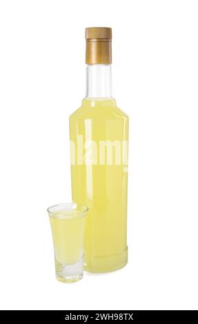 Flasche und Glas mit leckerem Limoncello Likör isoliert auf weiß Stockfoto