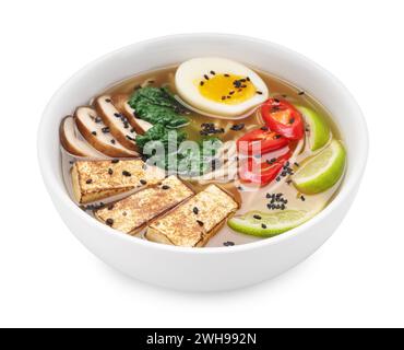 Köstliche vegetarische Ramen in Schüssel isoliert auf weiß Stockfoto