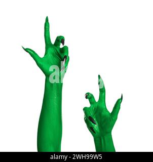 Gruseliges Monster. Grüne Hände mit Klauen isoliert auf weiß Stockfoto