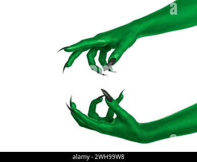 Gruseliges Monster. Grüne Hände mit Klauen isoliert auf weiß Stockfoto