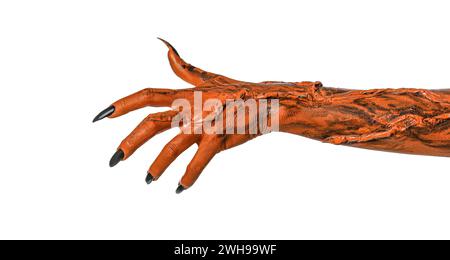 Gruseliges Monster. Orangefarbene Hand mit Krallen isoliert auf weiß Stockfoto