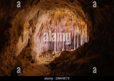 Foto des dunklen Innenraums des Carlsbad Caverns National Park, Carlsbad, New Mexico, USA. Stockfoto