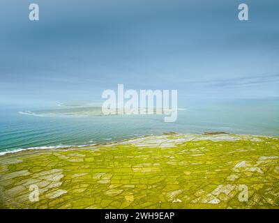 Wunderschöne Luftlandschaft von Inisheer Island, Teil der Aran Inseln, Irland. Inishmore, Inishmaan, Inisheer alle drei Inseln auf einem Foto Stockfoto