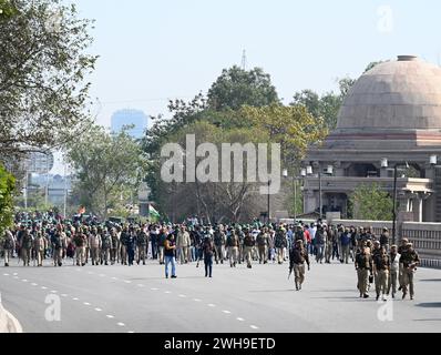 NOIDA, INDIEN – 8. FEBRUAR: Bauern aus Noida und dem Großraum Noida, die zu ihrem Protest nach Delhi unterwegs waren, wurden am 8. Februar 2024 von der UP Police bei der Mahamaya-Überführung in Noida, Indien, angehalten. Bauern, die auf dem Noida Expressway protestierten, beendeten ihren Aufruhr am Donnerstagabend, nachdem Polizei und Behörden ihnen versicherten, ihre Forderung zu hören. Seit Dezember 2023 protestieren die Landwirte in Noida und im Großraum Noida mit Forderungen nach höheren Entschädigungen und entwickelten Grundstücke gegen ihr Land, das die lokalen Entwicklungsbehörden in der Vergangenheit erworben hatten. (Foto: Sunil Ghosh/Hindustan Times/SIPA USA) Stockfoto