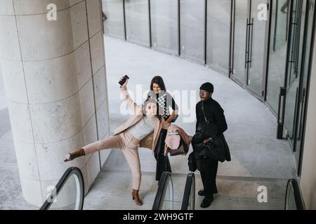 Eine vielfältige Gruppe von Jungunternehmern geht selbstbewusst durch eine Stadt und zeigt Teamarbeit und Partnerschaft in einem Unternehmensumfeld. Stockfoto