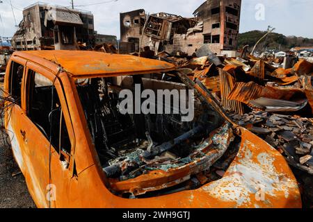 Ein Auto brannte bis zum Boden ab und ließ sich in Wajima Asaichi, einer Touristenattraktion in Wajima, der Präfektur Ishikawa, verlassen, nachdem am 1. Januar ein starkes Erdbeben die Halbinsel Noto und die umliegenden Gebiete getroffen hatte. Das Erdbeben auf der Halbinsel Noto forderte 241 Menschenleben und Kawai-cho, wo mehr als 200 Häuser niedergebrannt sind, war die Heimat einer Touristenattraktion, der „Morning Market Street“. Gesäumt mit frischem Fisch, Gemüse und traditionellem Kunsthandwerk wie Wajima-nuri Essstäbchen, wurde die Gegend jedes Jahr von Hunderttausenden von Touristen besucht. Aber das Feuer, das dem Ohr folgte Stockfoto