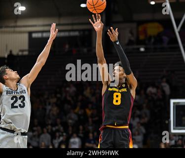 Boulder, CO, USA. Februar 2024. Der Stürmer Alonzo Gaffney von Arizona State Sun Devils (8) schlägt im Basketballspiel der Männer zwischen Colorado und Arizona State im Coors Events Center in Boulder, CO. Einen Schuss gegen den Stürmer Tristan da Silva (23). Derek Regensburger/CSM/Alamy Live News Stockfoto