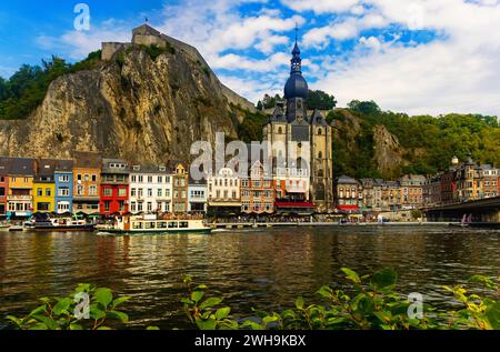 Blick auf die Stadt Dinant von der Maas aus Stockfoto