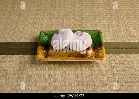 Japanische Mochi Rote Bohnen Wüste auf Tatami Mat Stockfoto