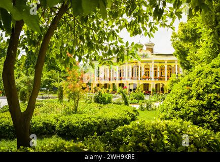 Shiraz, Iran - 10. juni 2022: Haus und beliebtes Touristenziel - schönes Haus im Shapouri Garten im Zentrum von Shiraz Stadt Stockfoto