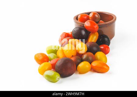 Bunte Kirschtomaten auf weißem Hintergrund. studiofoto. Stockfoto