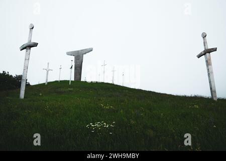 Denkmal der riesigen Schwertstatue in Didgori - Denkmal für historische Stätte. Historische Sehenswürdigkeiten Georgiens Stockfoto