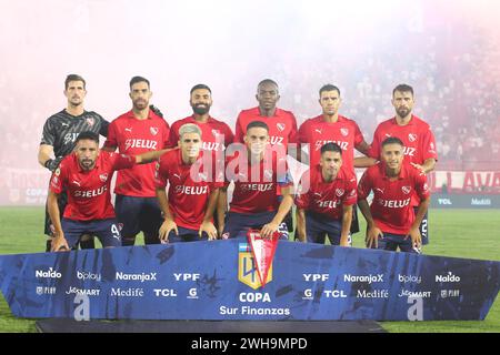 Buenos Aires, Argentinien. Februar 2024. Team von Independiente vor dem Spiel der vierten Runde der argentinischen Liga Profesional de Fútbol im Tomas Adolfo Ducó Stadion ( Credit: Néstor J. Beremblum/Alamy Live News) Stockfoto