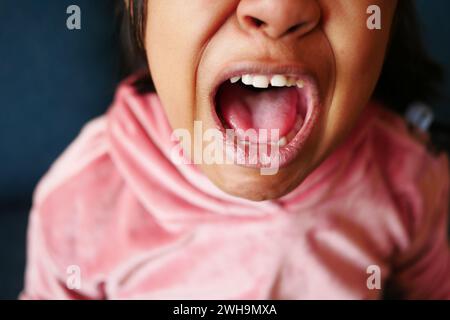 Nahaufnahme eines schreienden Kindes zu Hause Stockfoto