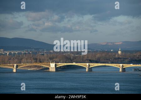 Budapest: Panoramablick auf die Margareteninsel und die Margaretenbrücke, über die Donau. Ungarn Stockfoto