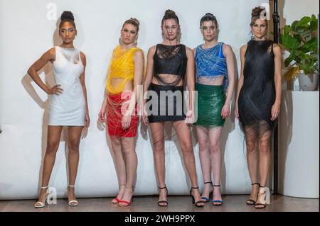 New York, Usa. Februar 2024. NEW YORK, NEW YORK – 8. FEBRUAR: Models gehen auf der Procode Dress Fashion Show während der New York Fashion Week am 8. Februar 2024 im Tals Studio am 8. Februar 2024 in New York City auf dem Laufsteg. Quelle: Ron Adar/Alamy Live News Stockfoto